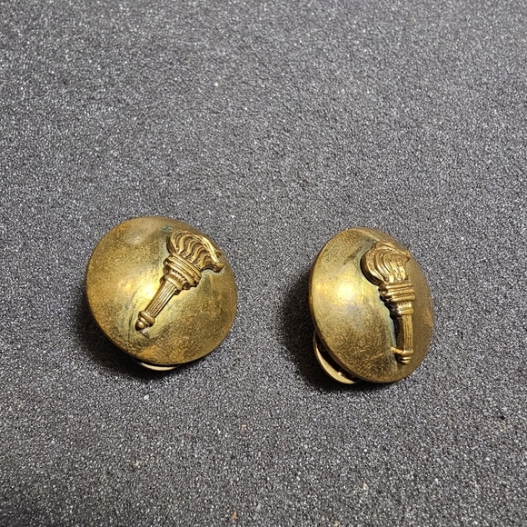 Vintage Military Torch Lapel Hat Pin Gold Tone Round Hall Marked "Gemsco N.Y" sh - Picture 2 of 6